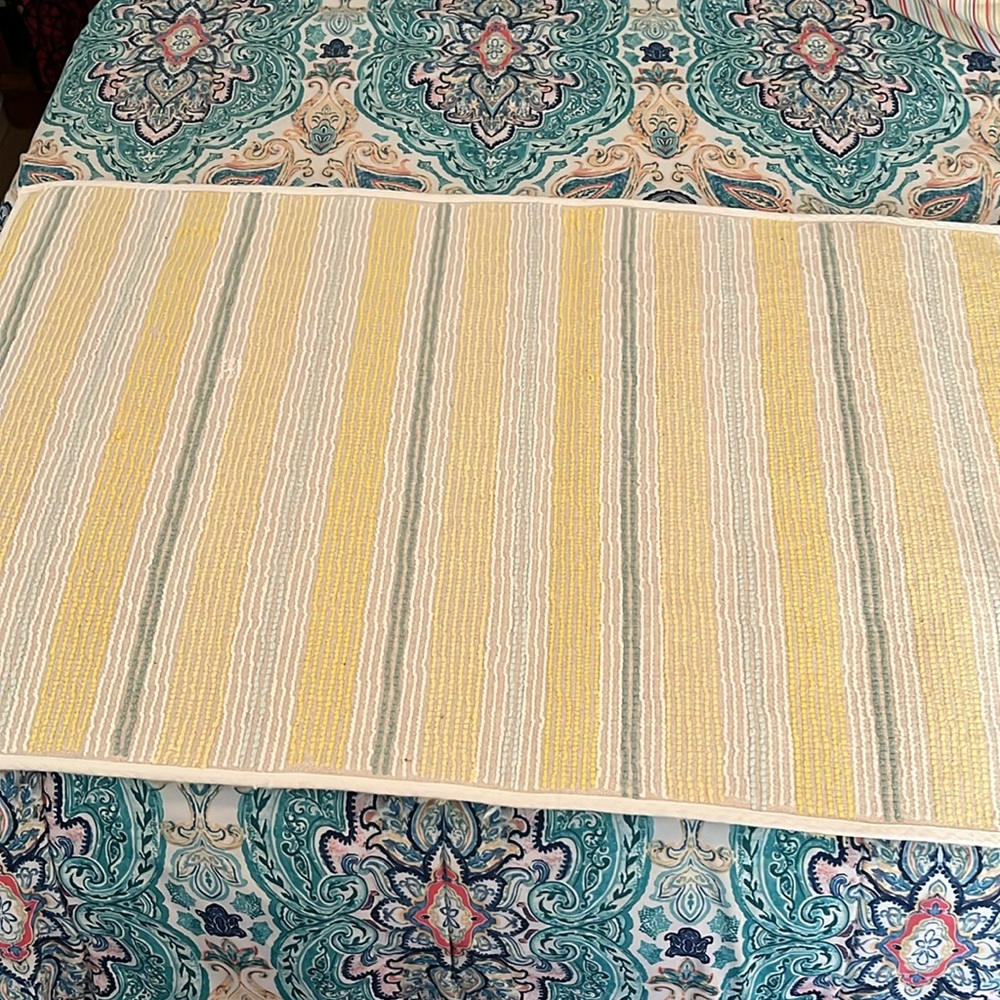 Bathroom towels/rug - Picture 4 of 4
